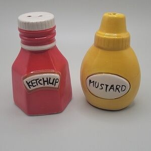 Set of salt & pepper shakers.  Ketchup & Mustard.  3" high Novelty Collectable